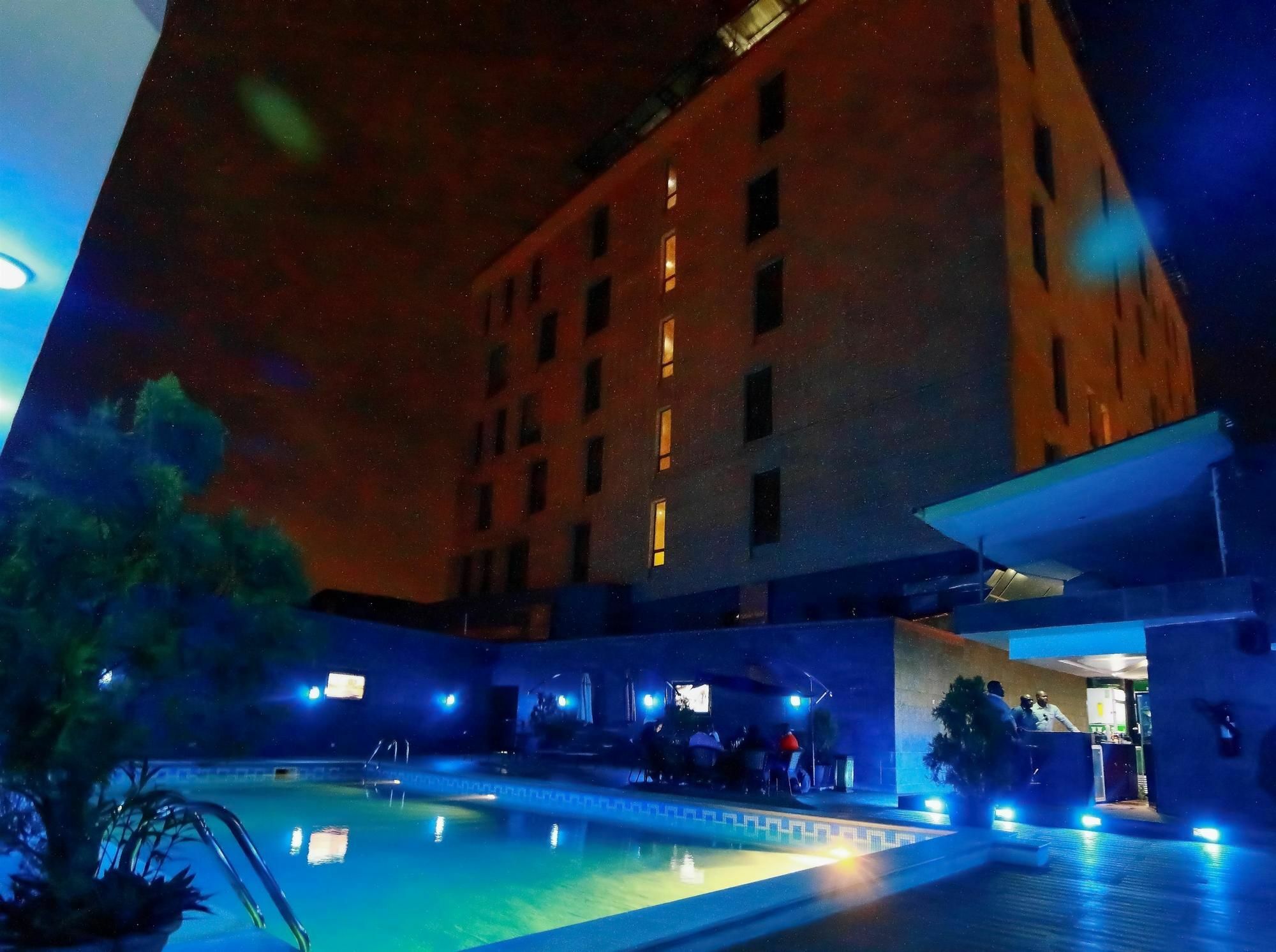 Golden Tulip Essential Lagos Airport Hotel エクステリア 写真